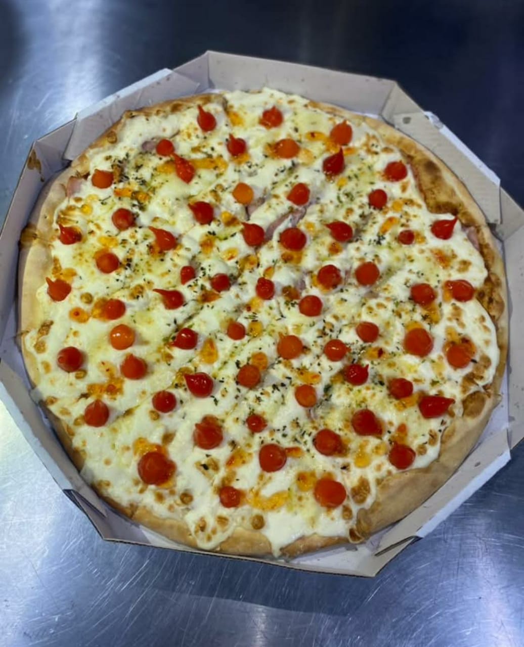 Pizza bem recheada preparada pela Pizzaria Recanto Novo