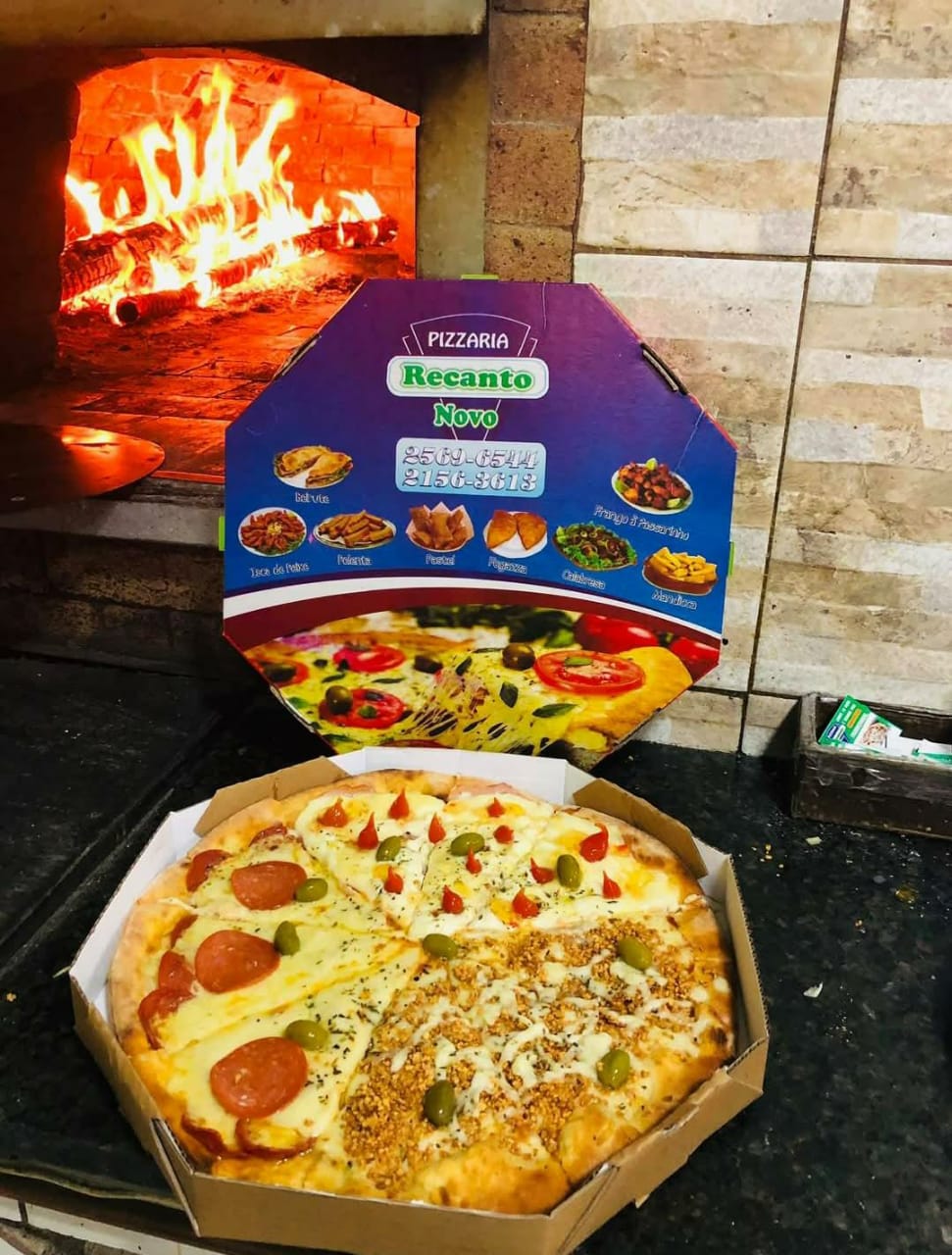 Pizza com queijo e ingredientes frescos da Pizzaria Recanto Novo