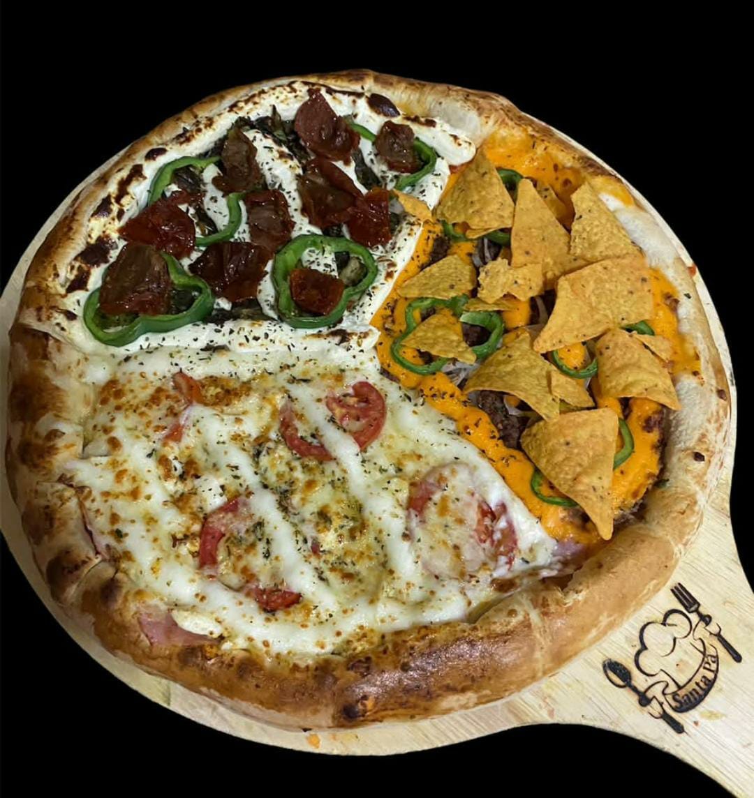 Pizza inteira bem recheada da Pizzaria Recanto Novo